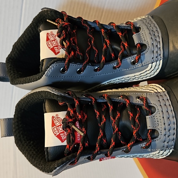 (NWT) MID SNOW MTE VANS BOOTS - Picture 3 of 11